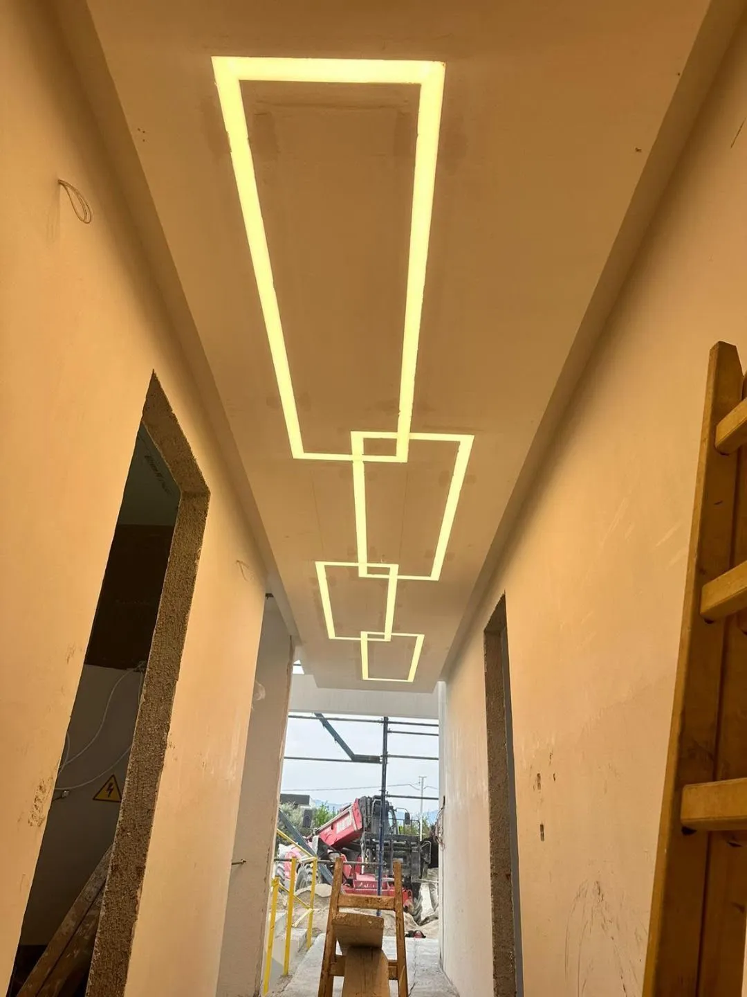 Koridor tavanında lineer LED armatür aydınlatması